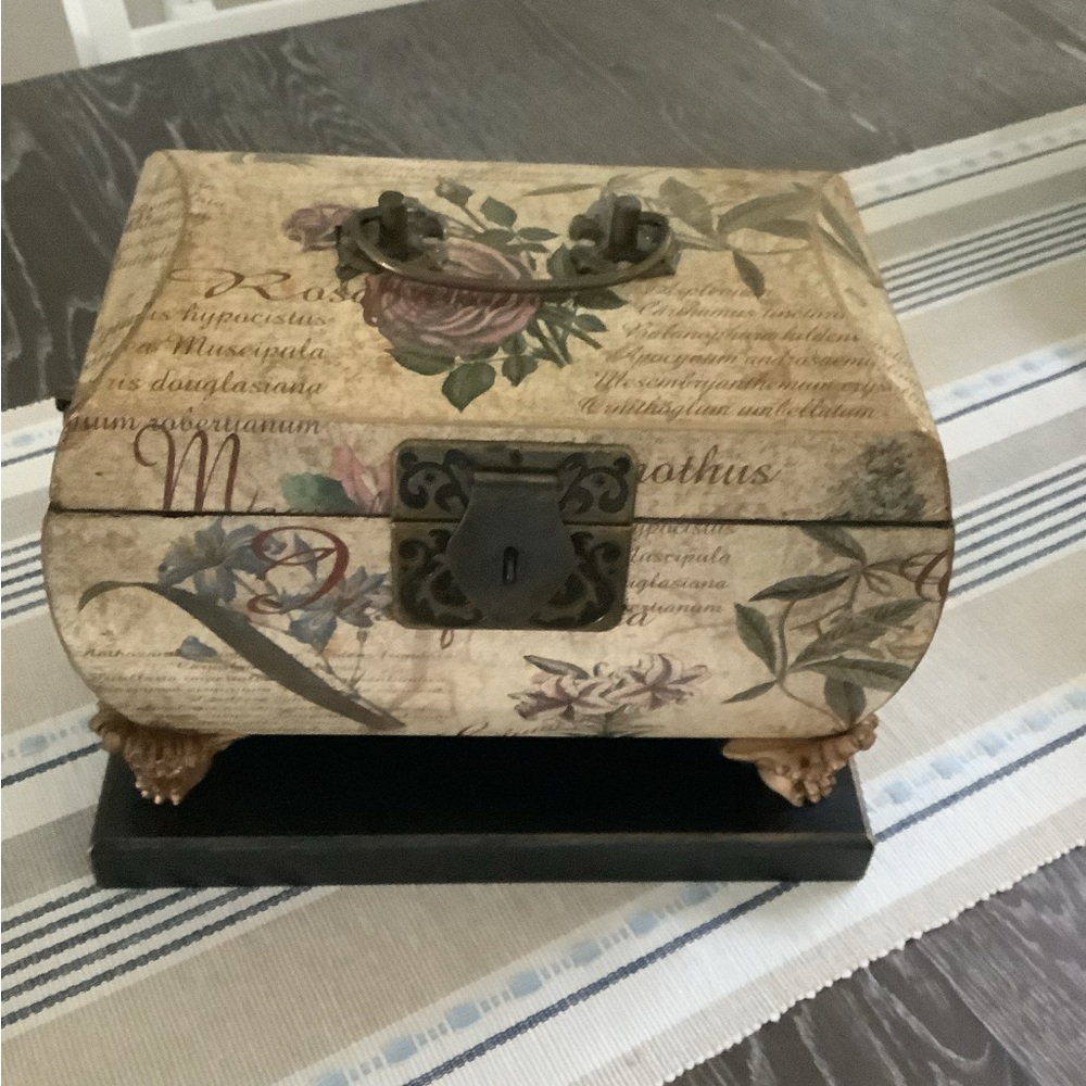 Jewelry box